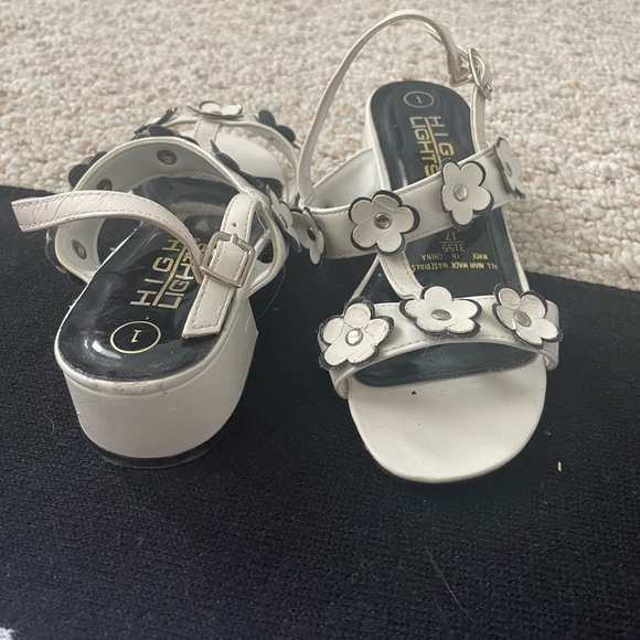 Vintage Little Girl Flower Sandals - Picture 4 of 11